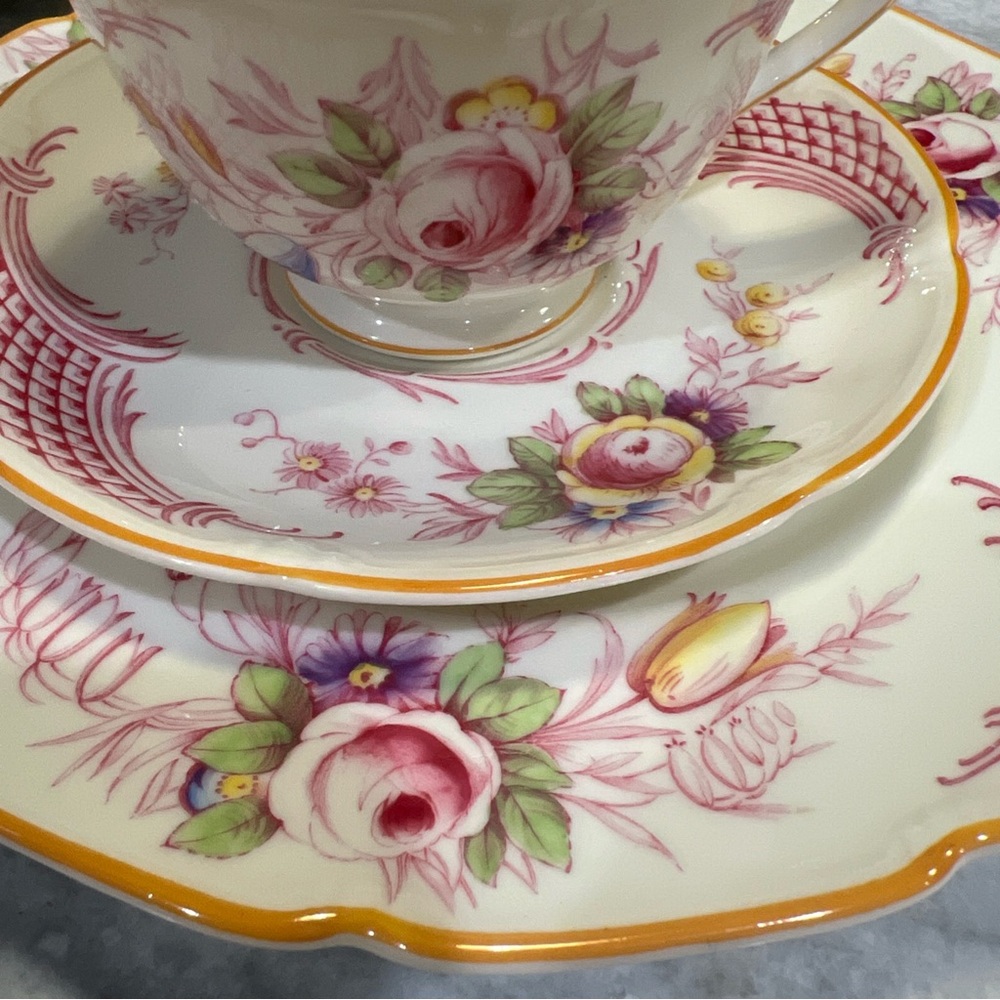 Royal Doulton Bone China, Old Chelsea, 21 pieces Plates, Made In England